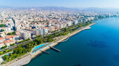 Kıbrıs Limasol sahil kent merkezinde hava görünümünü Molos Promenade Park. Kuş bakışı jetties, sahil yürüyüş yolu, palmiye ağaçları, Akdeniz, iskeleler, kayalar, şehir manzarası ve port yukarıdan.