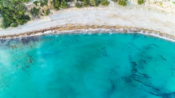 ピッソウリ湾 リマソール キプロスのパフォスの間集落の空中バード ビュー 上から海岸に透き通ったきれいな青い水と白い砂の小石のビーチ — ストック写真