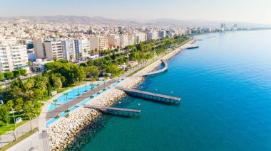 Kıbrıs Limasol sahil kent merkezinde hava görünümünü Molos Promenade Park. Kuş bakışı jetties, sahil yürüyüş yolu, palmiye ağaçları, Akdeniz, iskeleler, kayalar, şehir manzarası ve port yukarıdan.