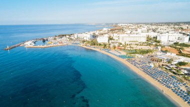Pantachou 'nun havadan kuş bakışı görüntüsü - Limanaki plajı (Kaliva), Ayia Napa, Famagusta, Kıbrıs. Yaz tatillerinde Agia Napa 'da altın kumu, küçük limanı, güneşli yatakları, deniz bar restoranları olan turistik bölge..