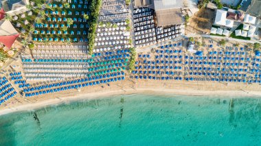 Pantachou 'nun havadan kuş bakışı görüntüsü - Limanaki kumlu plajı (Kaliva), Ayia Napa, Famagusta, Kıbrıs. Yaz tatillerinde Agia Napa 'da altın kumları, güneş şemsiyeleri, deniz yatakları, bar restoranları olan turistik bir körfez..