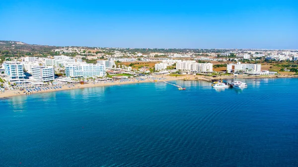 在塞浦路斯法马古斯塔帕尔马尼Protaras的Fig树 空中鸟瞰日出海滩 著名的旅游胜地有金沙 日光浴床 水上运动 暑假在海里游泳的人们 — 图库照片