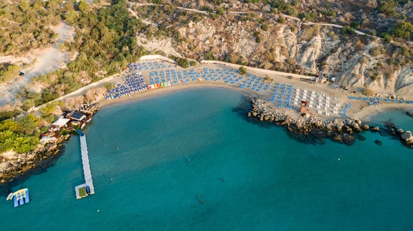在塞浦路斯法马古斯塔帕利尼的Cavo Greco Protaras 空中鸟瞰Konnos海滩 这个著名的旅游胜地是金黄色的科诺斯湾 有小船 日光浴床 水上运动 暑假在海里游泳的人们 免版税图库图片