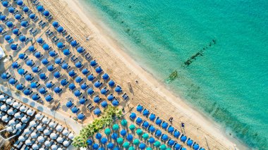 Pantachou 'nun havadan kuş bakışı görüntüsü - Limanaki kumlu plajı (Kaliva), Ayia Napa, Famagusta, Kıbrıs. Yaz tatillerinde Agia Napa 'da altın kumları, güneş şemsiyeleri, deniz yatakları, bar restoranları olan turistik bir körfez..