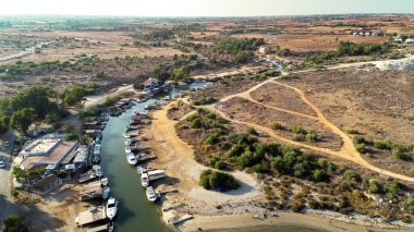 Liopetri Nehri 'nin (potamos Liopetriou), Kıbrıs Rum Kesimi' nin havadan kuş bakışı görüntüsü. Turistik bir balıkçı kasabası. Kokkinochoria, Ammochostos kıyılarına demirlemiş renkli tekneleri olan doğal fiyort..