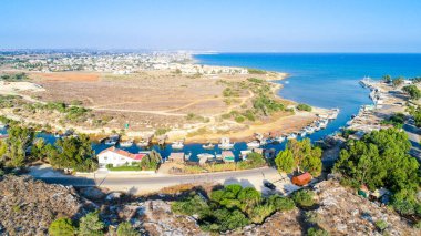 Liopetri Nehri 'nin (potamos Liopetriou), Kıbrıs Rum Kesimi' nin havadan kuş bakışı görüntüsü. Turistik bir balıkçı kasabası. Kokkinochoria, Ammochostos kıyılarına demirlemiş renkli tekneleri olan doğal fiyort..