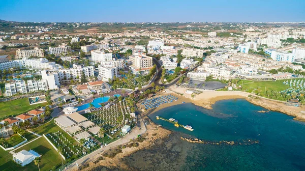在塞浦路斯法马古斯塔帕拉兹尼Protaras的Pernera海滩的空中鸟瞰 这个著名的旅游胜地是金黄色的海湾 有日光浴床 水上运动 暑假在海里游泳的人 — 图库照片