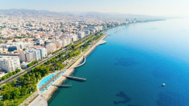 Kıbrıs Limasol sahil kent merkezinde hava görünümünü Molos Promenade Park. Kuş bakışı jetties, sahil yürüyüş yolu, palmiye ağaçları, Akdeniz, iskeleler, kayalar, şehir manzarası ve port yukarıdan.