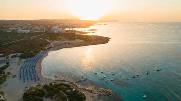 Landaビーチ Ayiaナパ Famagusta キプロスの空中鳥の目のビュー 夏の休暇にアギア ナパのMakronissosとNissiの間の海のレストラン サンベッド付きの日の出のランドマーク的な観光名所黄金の砂の湾 上から — ストック写真