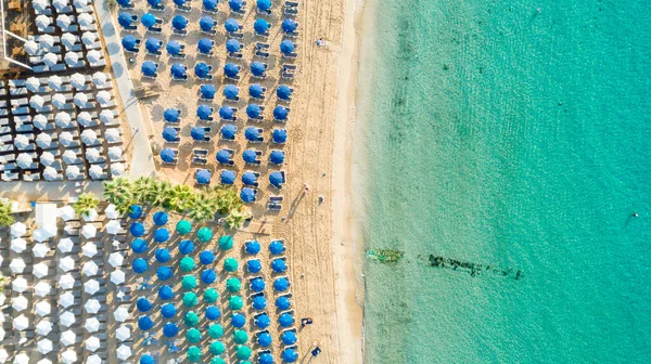 パンタチョの空中鳥の目のビュー Limanaki砂浜整理ビーチ Kaliva Ayiaナパ ファマグスタ キプロス 夏休みにアギア ナパカの黄金の砂 太陽の傘 海のベッド — ストック写真