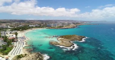 Nissi sahilinin şeffaf şeffaf kristal sularının hava görüntüsü, Ayia Napa, Famagusta, Kıbrıs Rum Kesimi yukarıdan rüzgarlı bir günde.