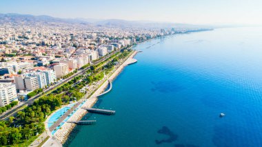 Kıbrıs Limasol sahil kent merkezinde hava görünümünü Molos Promenade Park. Kuş bakışı jetties, sahil yürüyüş yolu, palmiye ağaçları, Akdeniz, iskeleler, kayalar, şehir manzarası ve port yukarıdan.