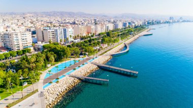 Kıbrıs Limasol sahil kent merkezinde hava görünümünü Molos Promenade Park. Kuş bakışı jetties, sahil yürüyüş yolu, palmiye ağaçları, Akdeniz, iskeleler, kayalar, şehir manzarası ve port yukarıdan.