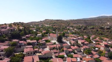 Kıbrıs 'ın Limasol kentindeki Lofou köyünün insansız hava aracı görüntüleri. Hristiyan kilisesi Panayia Chrysolofitissa, seramik kiremitli çatı evleri ve yukarıdan dar sokaklar