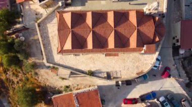Kıbrıs 'ın Limasol kentindeki Vouni köyünün insansız hava aracı görüntüleri. Kilise loannis Prodromos, terakota seramik seramik çatı mimarisi, yukarıdan dar sokaklar