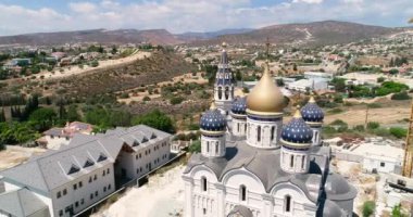 Rus Ortodoks Kilisesi Aziz Nicholas 'ın Limasol, Cyprus' taki hava aracı görüntüleri. Altın kubbe, çan kulesi, Rus dinsel mimarisinin haçını yukarıdan göster..