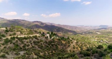 Kıbrıs Rum Kesimi 'nin Apsiou kentindeki Panagia Amirous Manastırı' nın insansız hava aracı görüntüleri. Dini taştan kilise, seramik çatı kiremitleri ve yukarıdan çevreleyen dağ manzarasını kurun