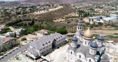 Rus Ortodoks Kilisesi Aziz Nicholas 'ın Limasol, Cyprus' taki hava aracı görüntüleri. Altın kubbe, çan kulesi, Rus dinsel mimarisinin haçını yukarıdan göster..