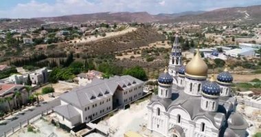 Rus Ortodoks Kilisesi Aziz Nicholas 'ın Limasol, Cyprus' taki hava aracı görüntüleri. Altın kubbe, çan kulesi, Rus dinsel mimarisinin haçını yukarıdan göster..