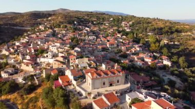 Kıbrıs 'ın Limasol kentindeki Vouni köyünün insansız hava aracı görüntüleri. 360 Hristiyan Kilisesi manzaralı loannis Prodromos seramik kiremitli çatı evleri, yukarıdan dar sokaklar.