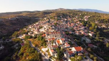 Kıbrıs 'ın Limasol kentindeki Vouni köyünün insansız hava aracı görüntüleri. Hıristiyan kilisesi loannis prodromos, seramik kiremitli çatı evleri, yukarıdan dar sokaklar.
