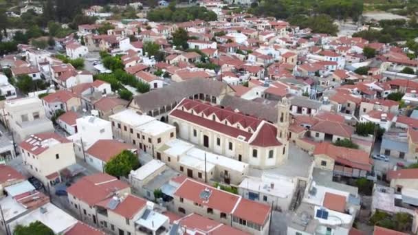 Zdjęcia Dronów Tradycyjnej Wioski Omodos Limassol Cyprze Odsłonić Scenę Klasztoru — Wideo stockowe