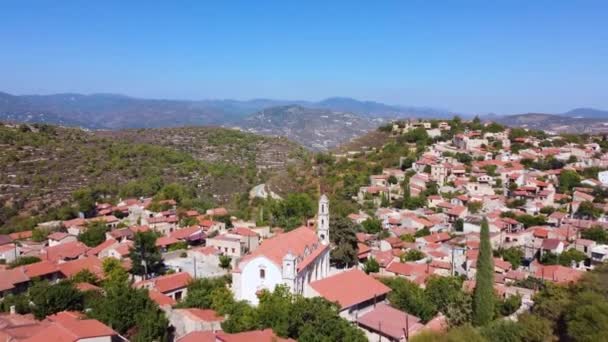 キプロスのLimassolにある伝統的な田舎の村ロフウの空中ドローン映像 キリスト教会のシーンを確立します Panayia Chrysolofitissa セラミックタイル張りの屋根の家や上から狭い通り — ストック動画