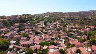 Kıbrıs 'ın Limasol kentindeki Lofou köyünün insansız hava aracı görüntüleri. Hristiyan kilisesi Panayia Chrysolofitissa, seramik kiremitli çatı evleri ve yukarıdan dar sokaklar