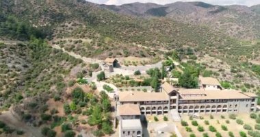 Kıbrıs Rum Kesimi 'nin Apsiou kentindeki Panagia Amirous Manastırı' nın insansız hava aracı görüntüleri. Dini taştan kilisenin, seramik çatı kiremitlerinin ve etrafındaki dağ manzarasının üzerinden uç.