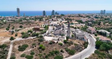Rus Ortodoks Kilisesi Aziz Nicholas 'ın Limasol, Cyprus' taki hava aracı görüntüleri. Altın kubbe, çan kulesi, Rus dinsel mimarisinin haçını yukarıdan kurun..