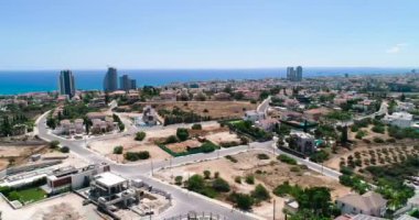 Limasol, Cyprus 'taki Rus Ortodoks Kilisesi Aziz Nicholas' ın hava aracı görüntüleri. Altın kubbe, çan kulesi, yukarıdan çapraz ve ufuk çizgisi oluşturun..