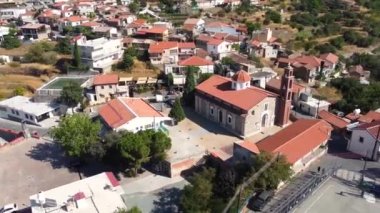 Lefkoşe, Cyprus 'taki geleneksel dağ köyü Farmakas' ın insansız hava aracı görüntüleri. Hıristiyan kilisesi Aziz Irene 'in seramik kiremitli çatısı, yukarıdan volkanik kaya mimarisi..
