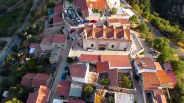 Kıbrıs 'ın Limasol kentindeki Vouni köyünün insansız hava aracı görüntüleri. Hristiyan kilisesi loannis Prodromos 'un seramik kiremitli çatı mimarisi, yukarıdan kaldırımlı sokaklar