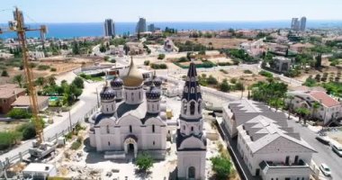 Kıbrıs Rum Kesimi 'nin Limasol kentindeki Rus Ortodoks Kilisesi Aziz Nicholas' ın yeni inşa edildiği hava aracı görüntüleri. 360 altın kubbe manzarası, çan kulesi, Rus mimarisinin haçı.