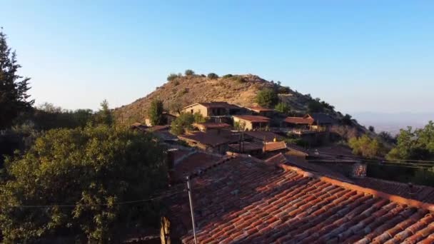 전통적으로 버려진 마을인 피카르 피카르 니코시아 러스의 버려진 세라믹 위에서 — 비디오