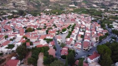 Kıbrıs Rum Kesimi 'nin Omodos kentinin insansız hava aracı görüntüleri. Timios Stavros (Kutsal Haç) manastırı, seramik kiremitli çatı mimarisi, yukarıdan kaldırımlı sokaklar.
