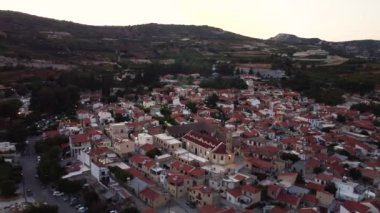 Kıbrıs Rum Kesimi 'nin Omodos kentinin insansız hava aracı görüntüleri. Timios Stavros (Kutsal Haç) manastırı, seramik kiremitli çatı evleri ve yukarıdan kaldırımlı dar sokaklar 360 derece görünüyor..