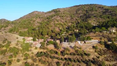 Geleneksel terk edilmiş ortaçağ kırsal köyü Phicardou 'nun (Fikardou), Lefkoşe, Kıbrıs Rum Kesimi' nin insansız hava aracı görüntüleri. Yukarıdan terk edilmiş seramik seramik kiremitli çatı evleri ve kilise manzarası kurun.