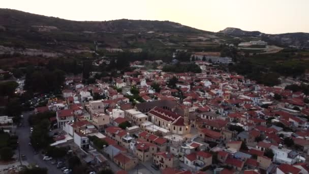 Luchtfoto Drone Beelden Van Traditioneel Plattelandsdorp Omodos Limassol Cyprus 360 — Stockvideo