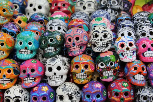 Crâne coloré de la tradition mexicaine — Photo
