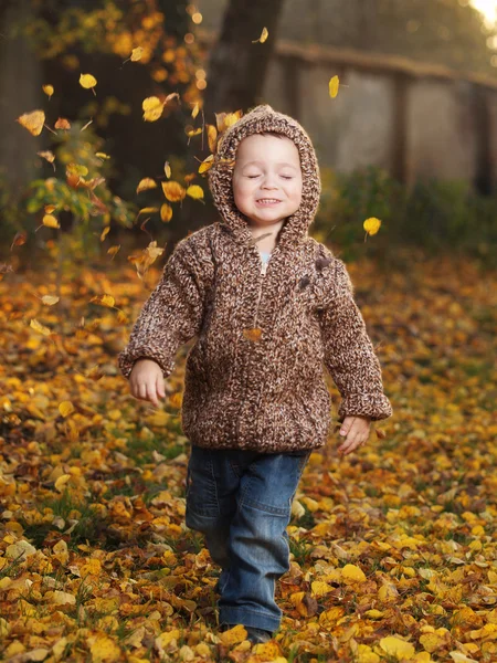 Buiten kleine jongen — Stockfoto