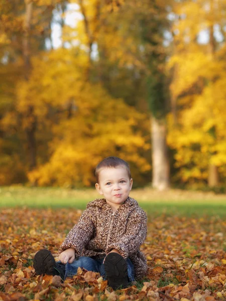 Niño pequeño al aire libre —  Fotos de Stock