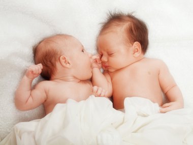 İki bebek
