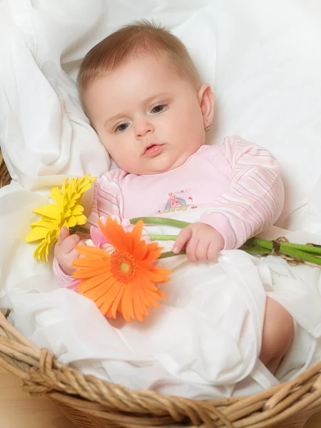 Baby met bloemen — Stockfoto