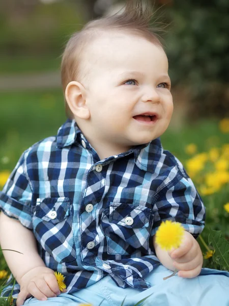 Pequeño chico al aire libre — Foto de Stock