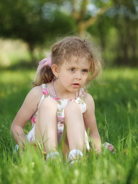 Pequeña chica al aire libre —  Fotos de Stock