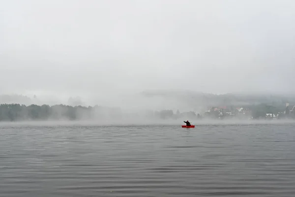 Pescador Barco Manhã Cedo Lago Lipno Nas Montanhas Sumava República Fotos De Bancos De Imagens