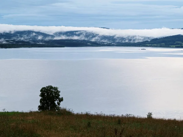 Fırtınadan Sonra Gölün Üzerinde Sis Dağlarda Lipno Gölü Sumava Çek — Stok fotoğraf