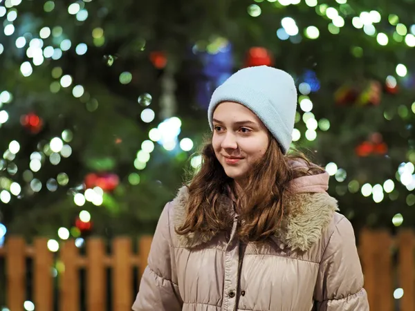 Noel Ağacının Önündeki Otantik Kiracı Kız — Stok fotoğraf