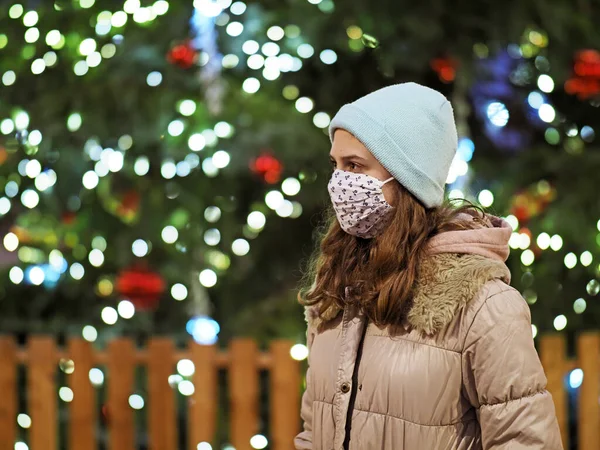 Hiteles Tenage Lány Előtt Egy Karácsonyfa Kovid Maszk Jogdíjmentes Stock Fotók